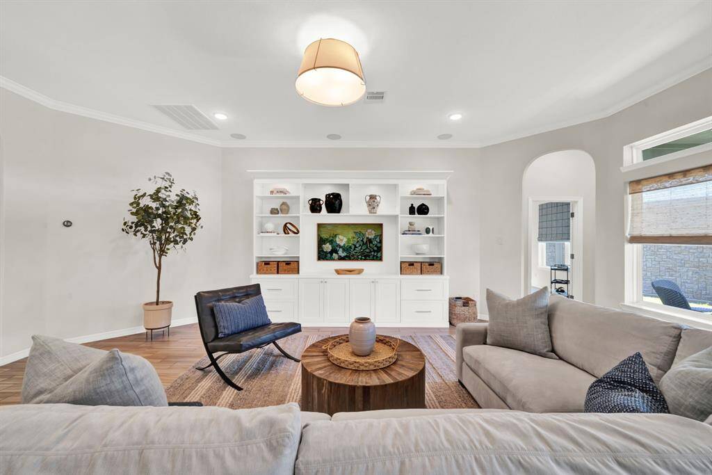 Light fixtures and entertainment included