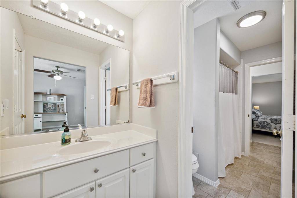 Jack & Jill Bath connecting 2 upstairs bedrooms