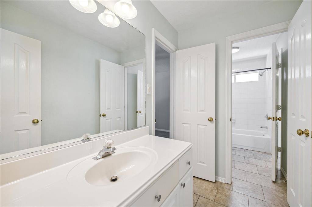 Pass through bath connecting bedrooms 3 and 4