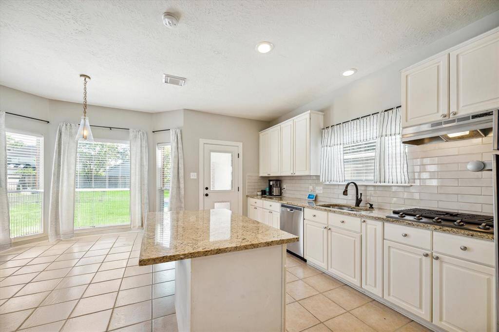 Breakfast area with pool views