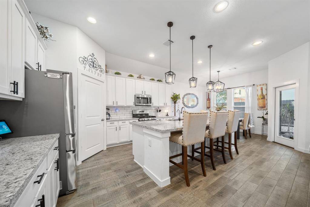 This kitchen is equipped with luxury appliances including a Gas oven and cooktop, water osmosis drinking tap. Walk-in pantry and so much more.