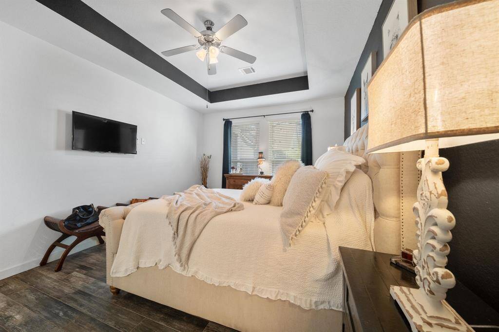 This primary includes beautiful view of the back yard space.