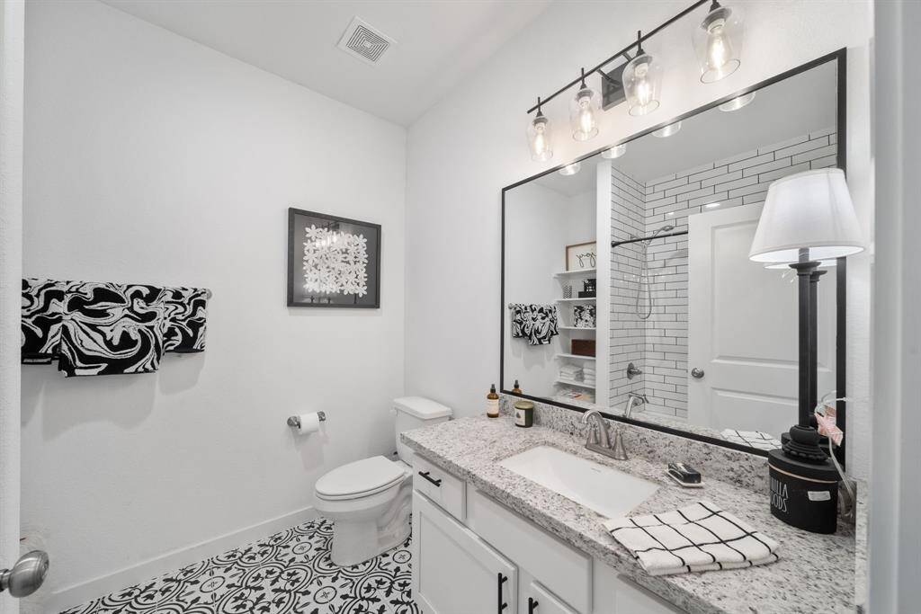 The guest bathroom between the two guest bedrooms.