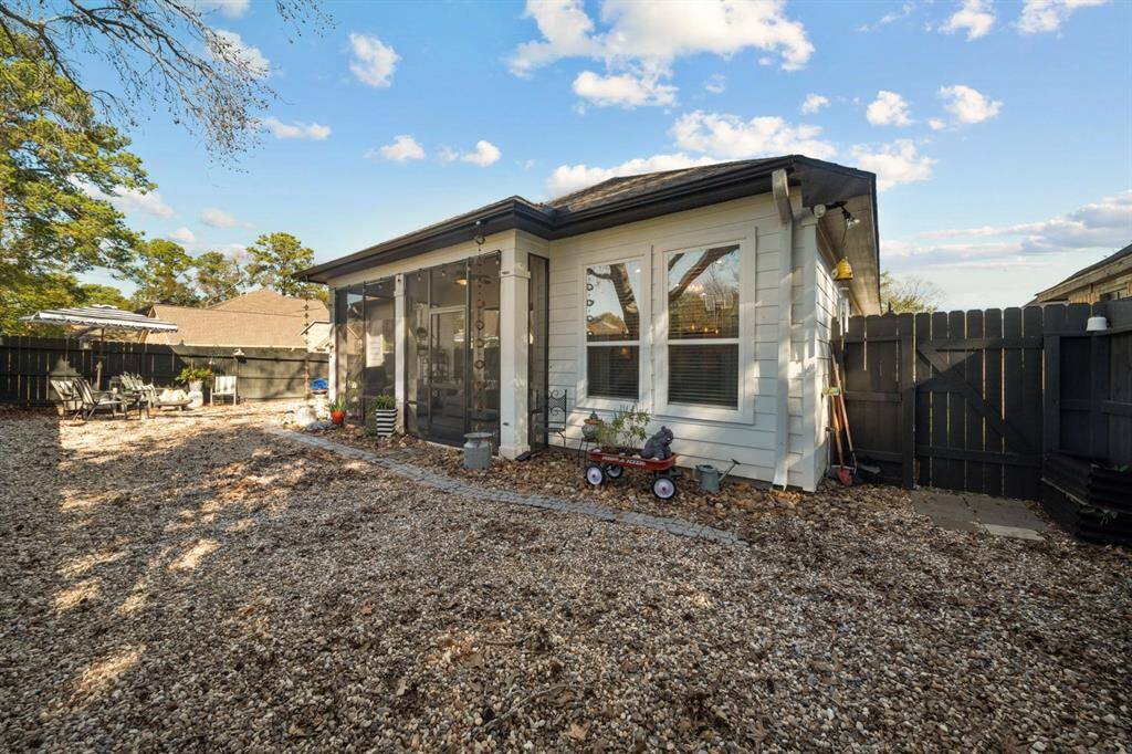 Entry gates for access on both sides of home. Low maintenance backyard area, perfect for entertaining.