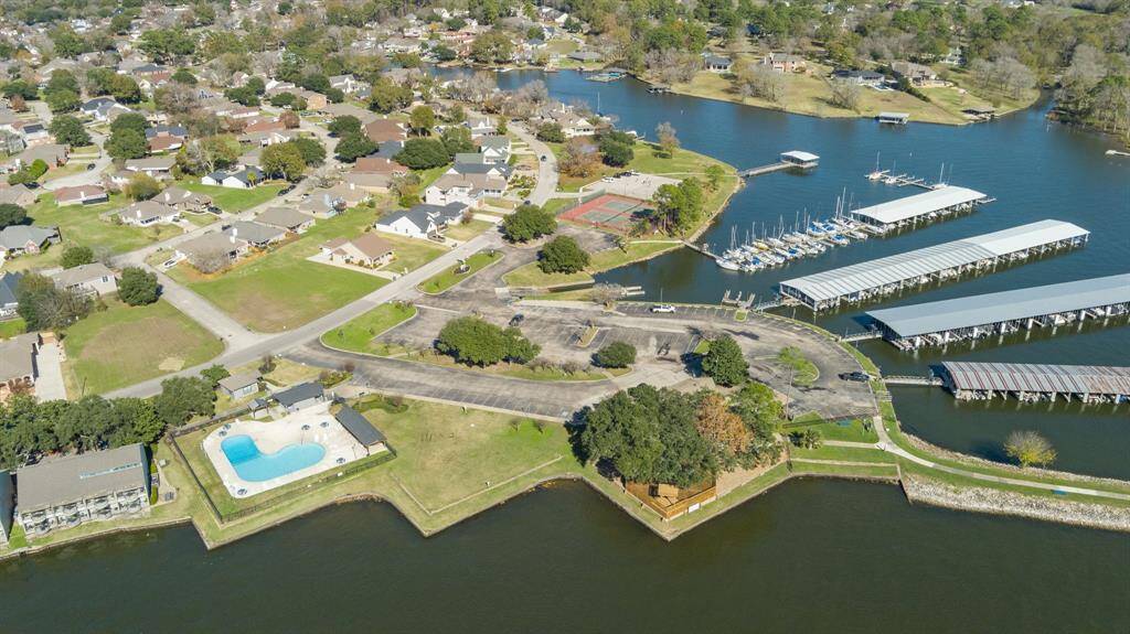 The neighborhood Mariana area, clubhouse with pool and park. The area also includes tennis and basketball amenities.