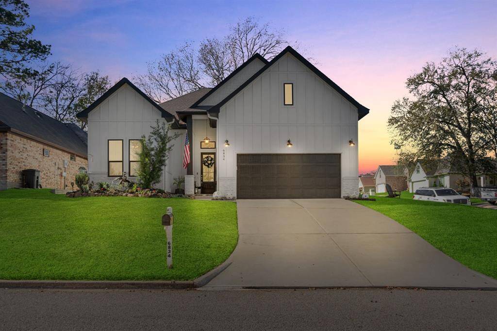 The twilight lighting view of this beautiful modern home.
