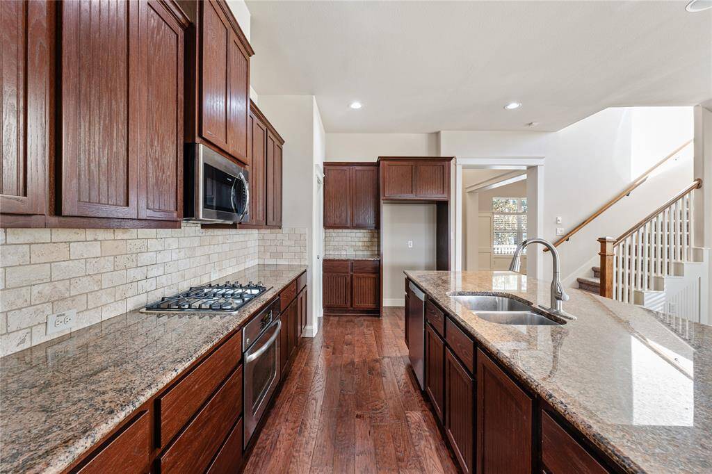 Foodies and gourmets will appreciate the gas range. Cook favorite and long-loved family recipes with confidence or try your hand at a new fusion meal you discovered on Pinterest!