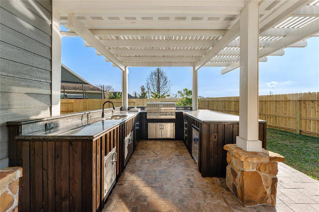 6903 Verado Way offers an expansive outdoor entertaining area sure to please!