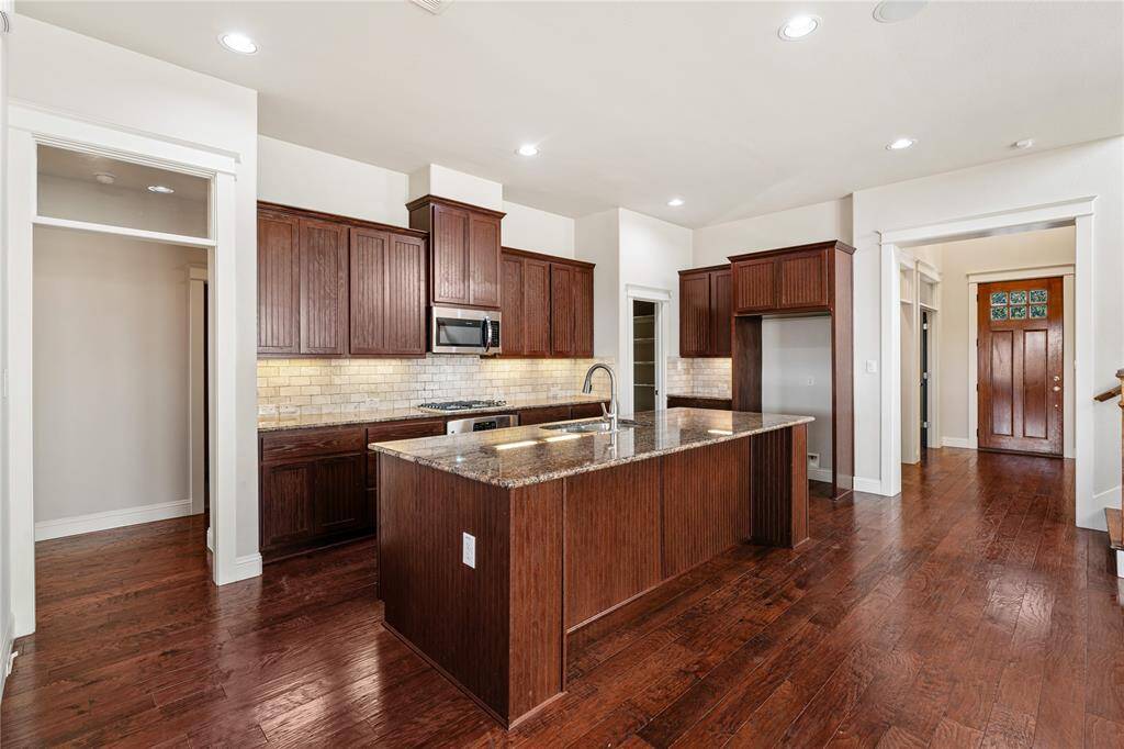 Imagine cooking in this marvelous gourmet kitchen. Designed with beauty and function in mind, the layout allows for easy meal preparation for busy mornings and even busier evenings.