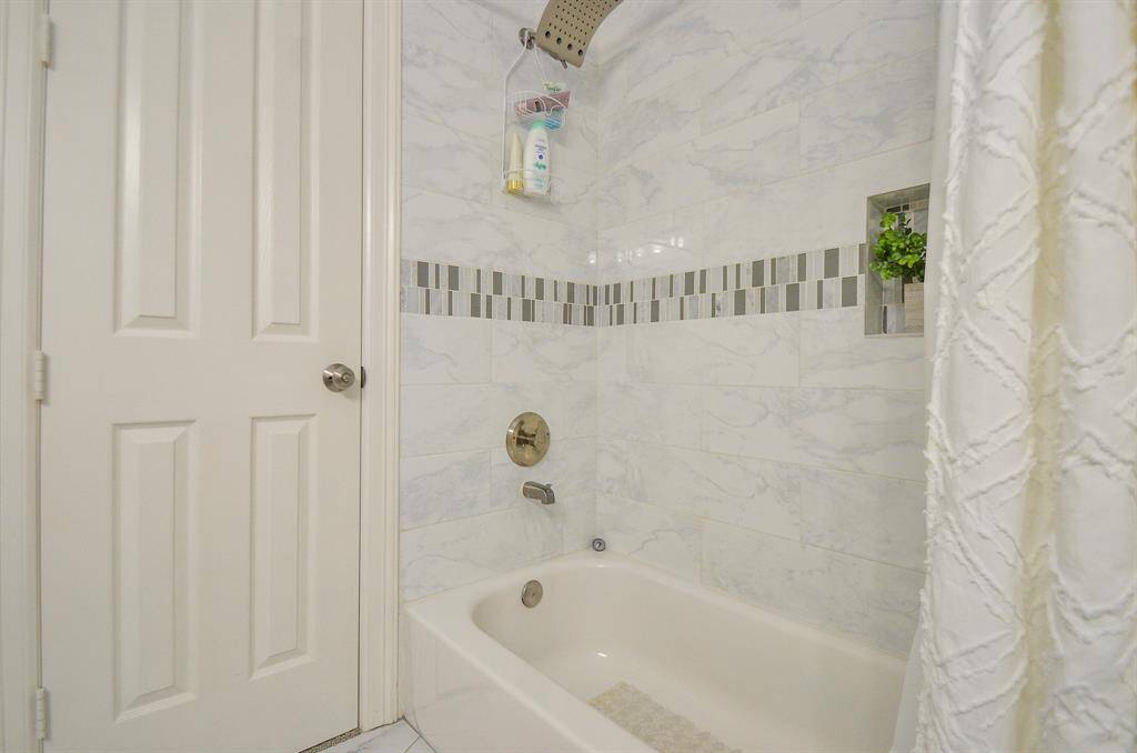 Shower/tub combo in front bathroom