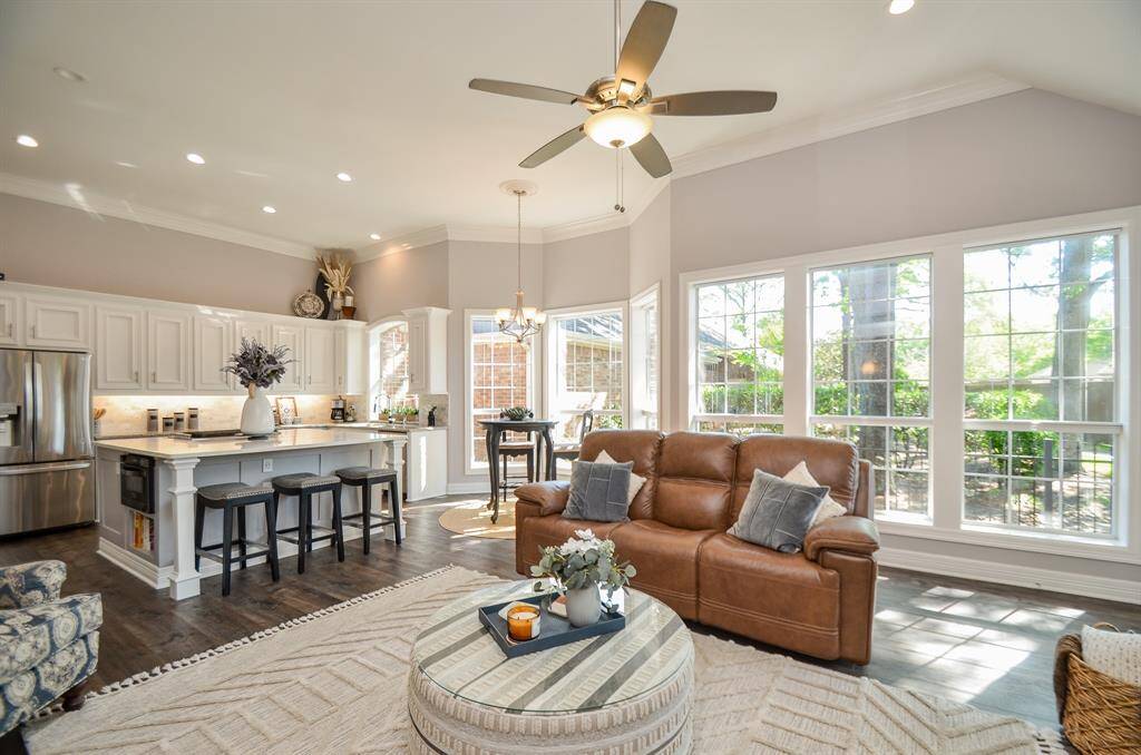 Perfect for family gatherings and guests to mingle.