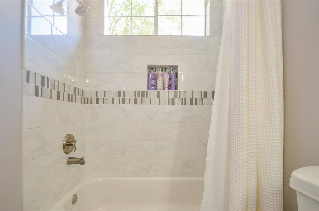 Tub/shower combo in guest suite bath