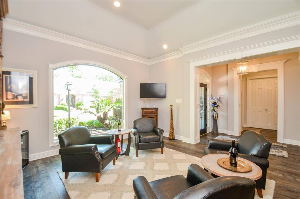Opposite view looking into the foyer.