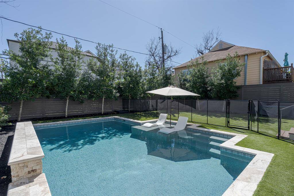 Recently built modern swimming pool with a sun shelf and lounge chairs to enjoy under an umbrella! The safety fence is removable.