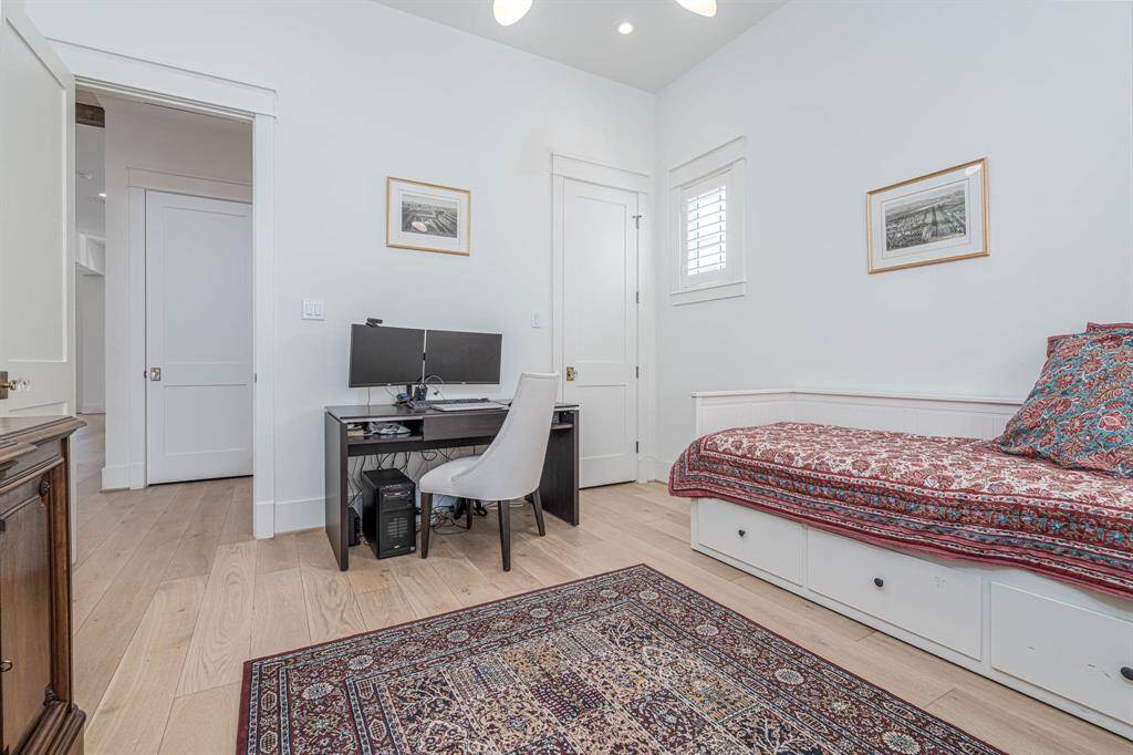 Bright and functional first-floor office, perfect for work or study.