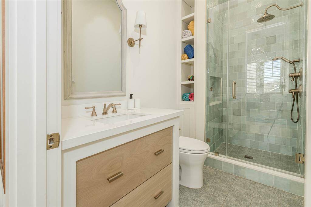 bathroom clean design with a glass-enclosed shower, l