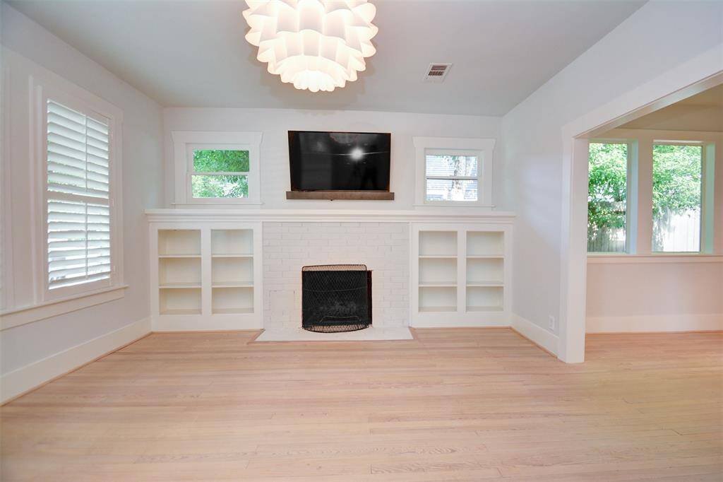 Many windows with views to the greenery make ths house light and bright. Built-ins and a fire place. The TV is included