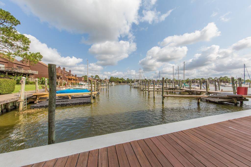 beautiful communit just off the water