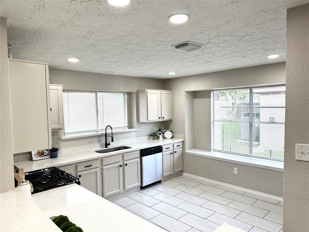 HUGE KITCHEN * QUATRZ COUNTER TOPS*