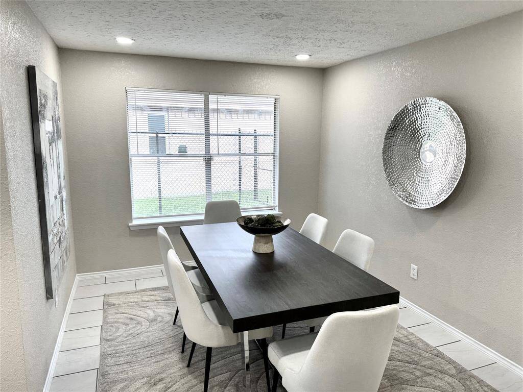 SPACIOUS DINING AREA* PORCELAIN TILE