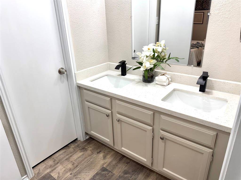 DOUBLE VANITY IN MASTER BATHROOM