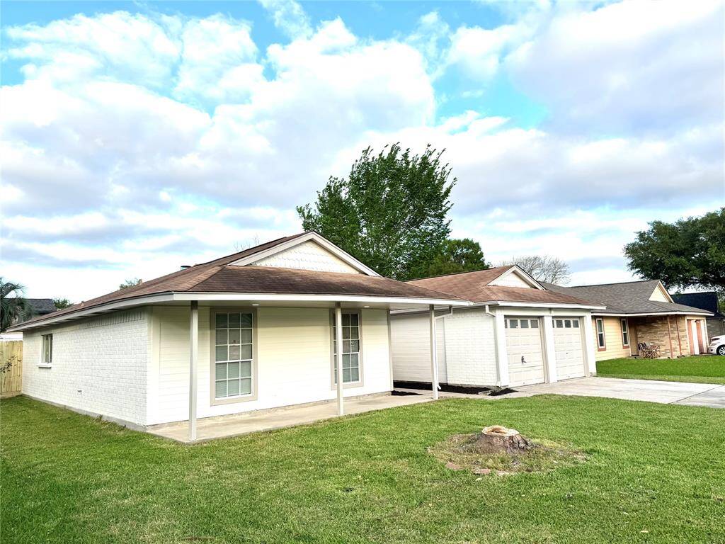 DOUBLE CAR GARAGE WITH FRONT PORCH
