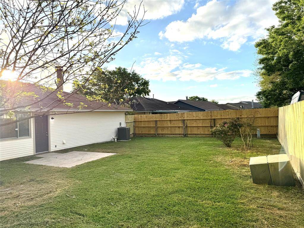 HUGE BACK YARD