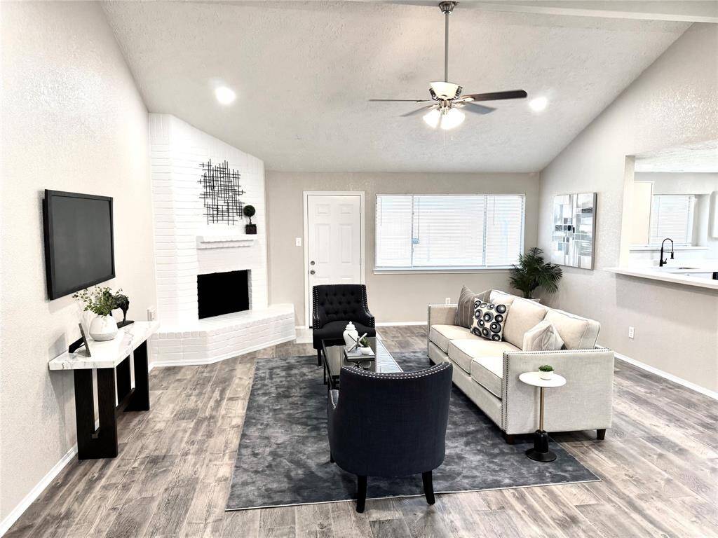 SPACIOUS LIVING ROOM*