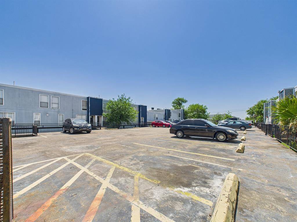 Rear entrance, via kitchen, to the parking