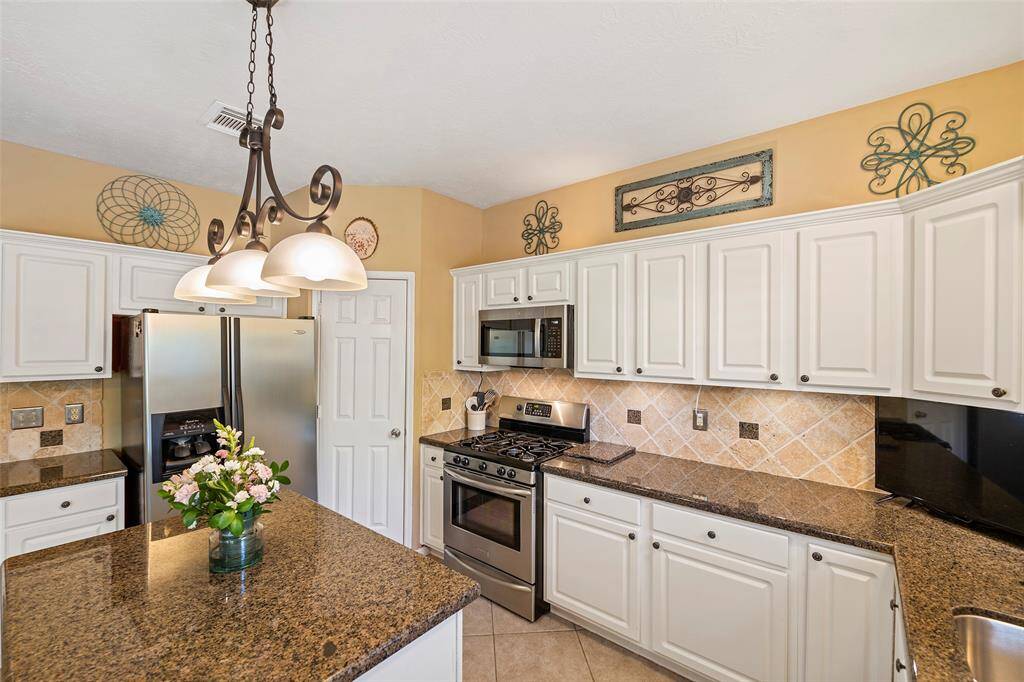 Gorgeous island kitchen with granite countertops. Refrigerator included.