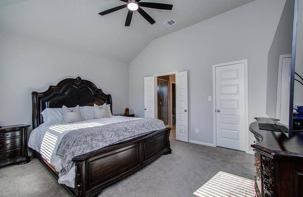 Primary suite w/ en suite bath!