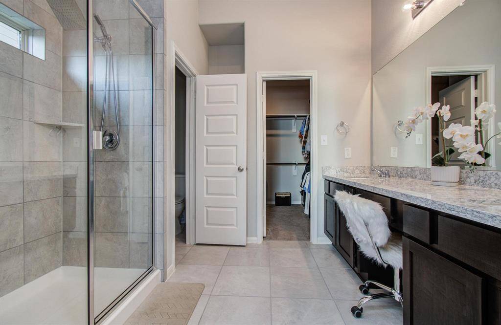 Primary bathroom w/ large shower!