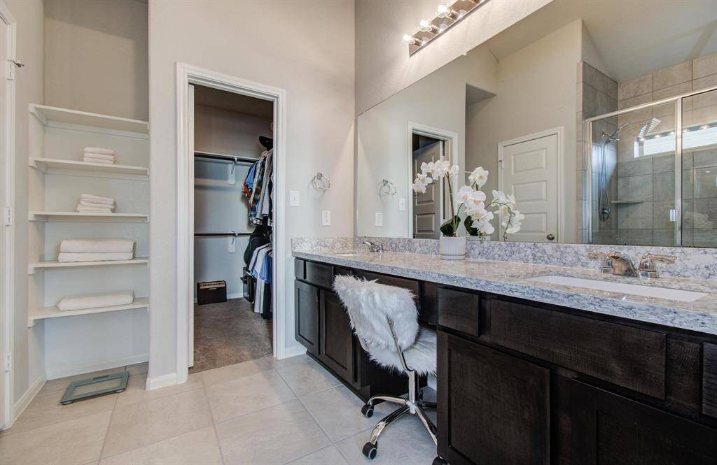 Double sinks w/ vanity!
