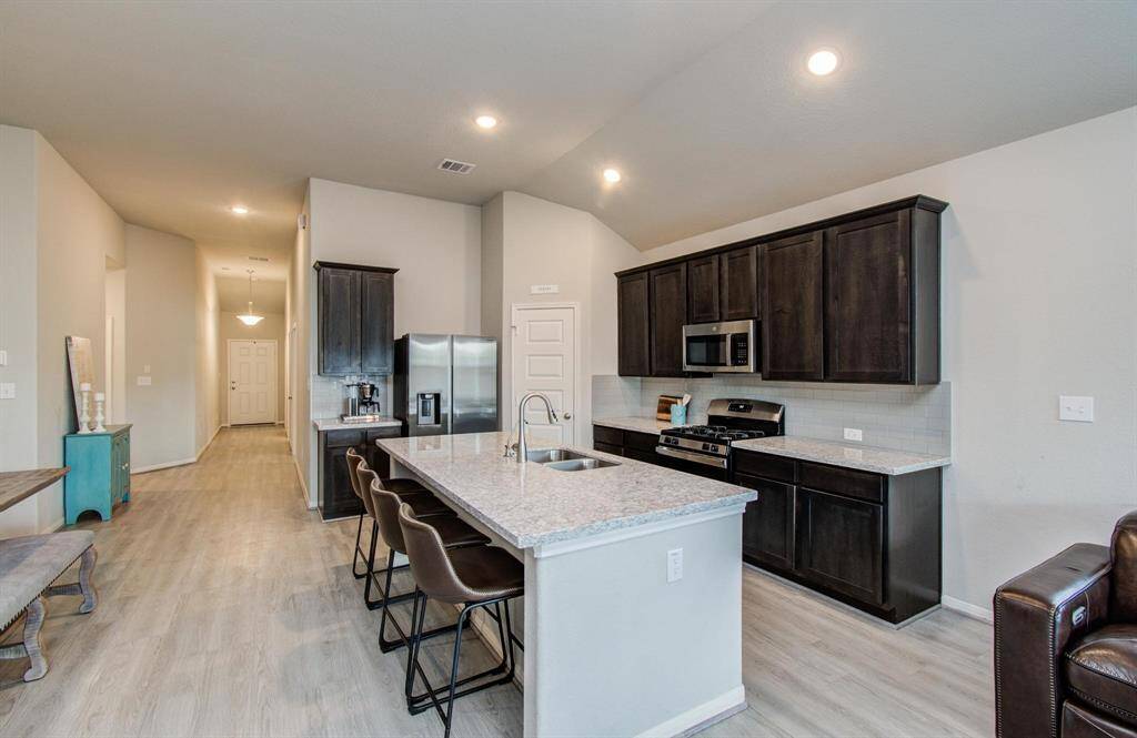 Open kitchen w/ island