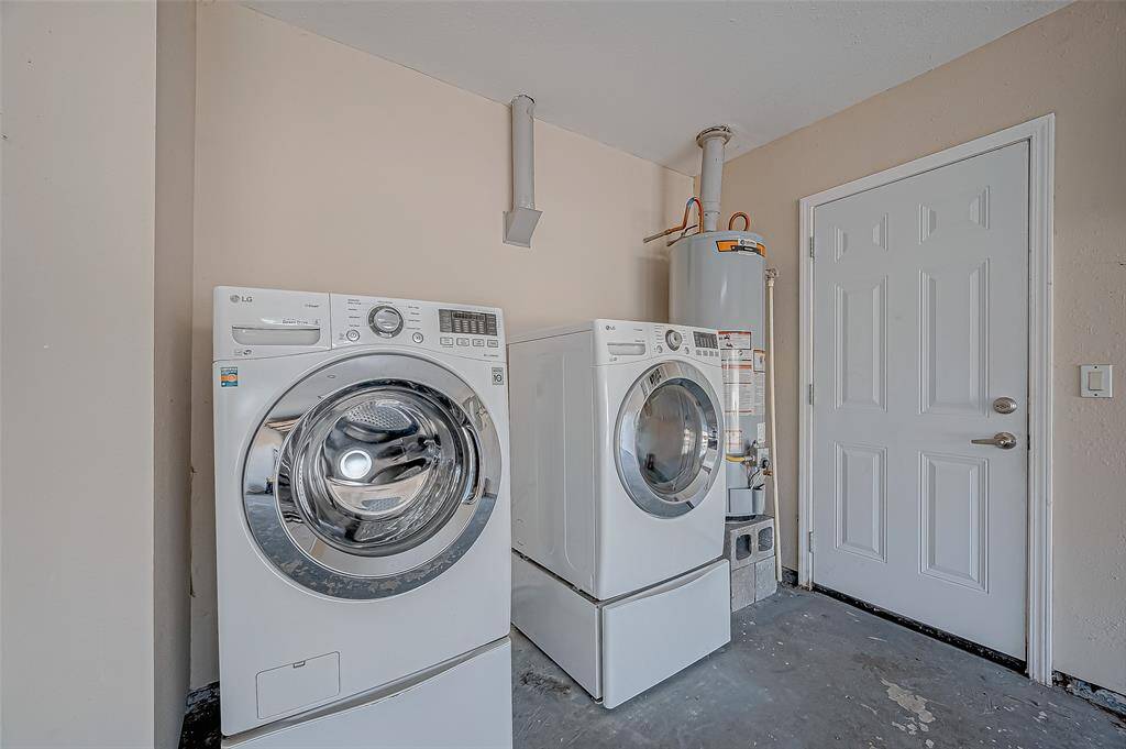 Washer & Dryer included!