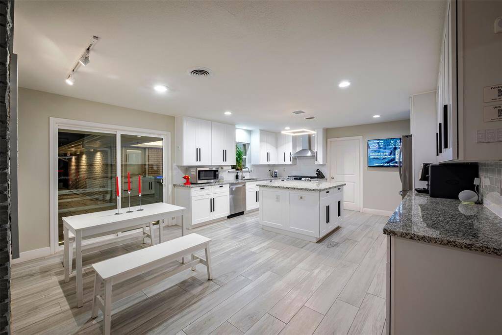 kitchen has ample storage & countertops
