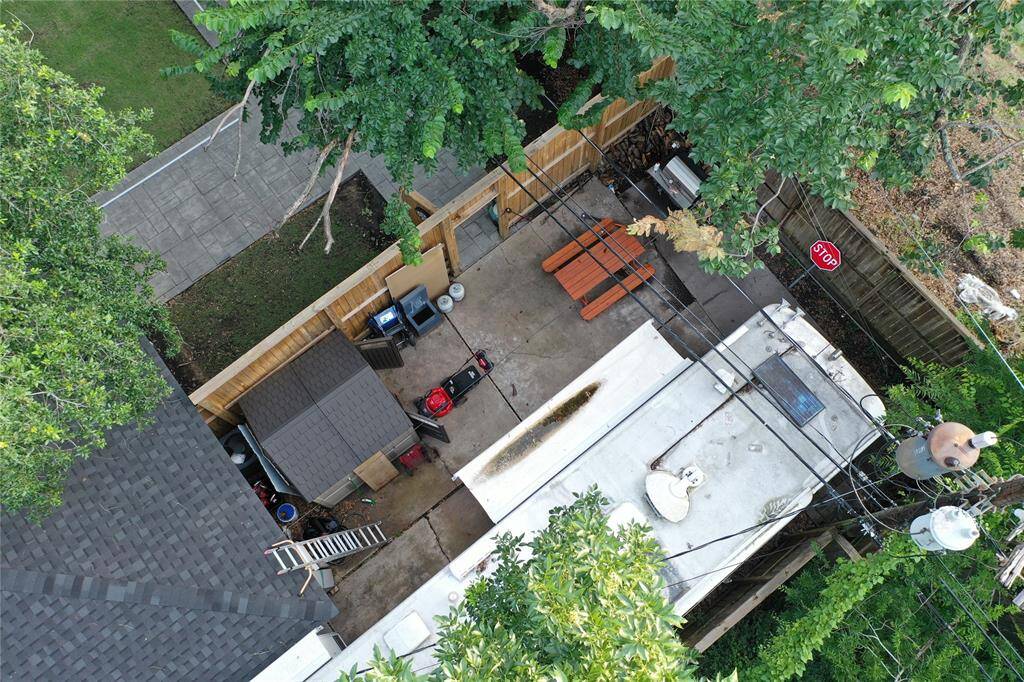 Amazing storage space behind the fence splitting the yard