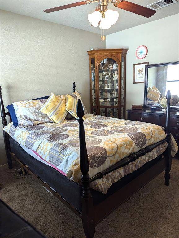 Nice size secondary bedroom with ceiling fan!