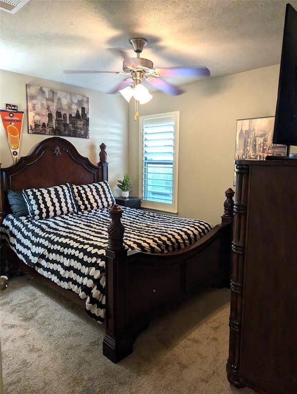 Another secondary bedroom with ceiling fan.