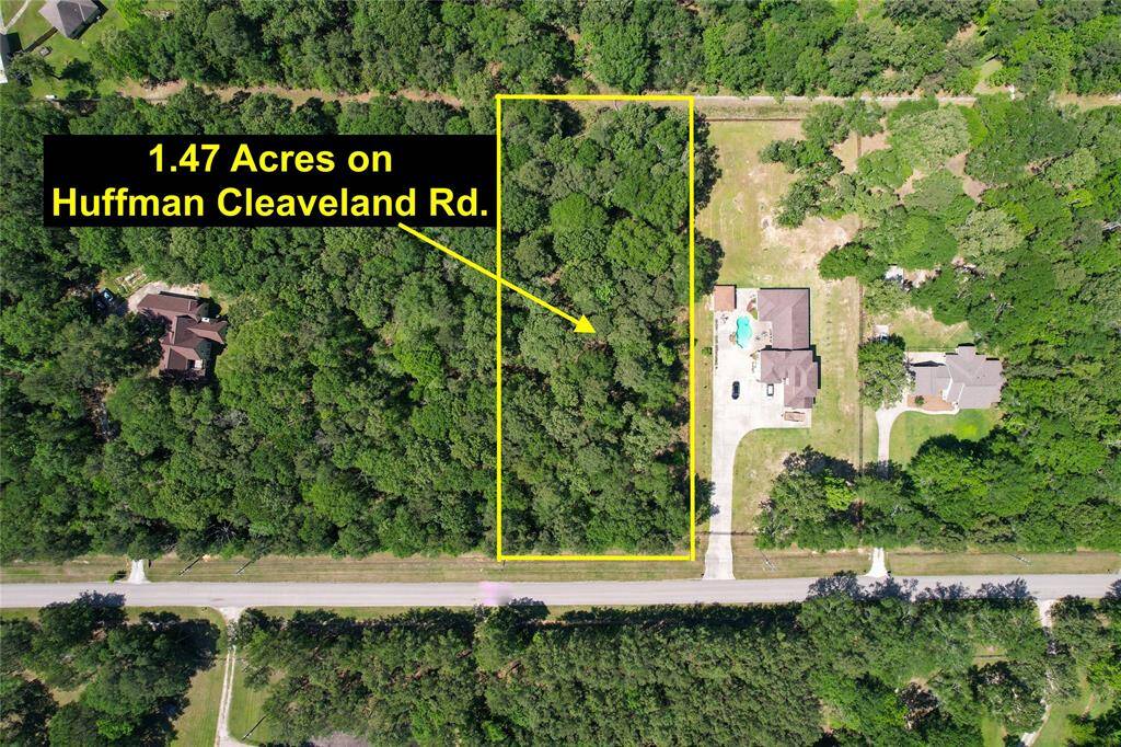 1.47 Acre lot located in The Commons of Lake Houston