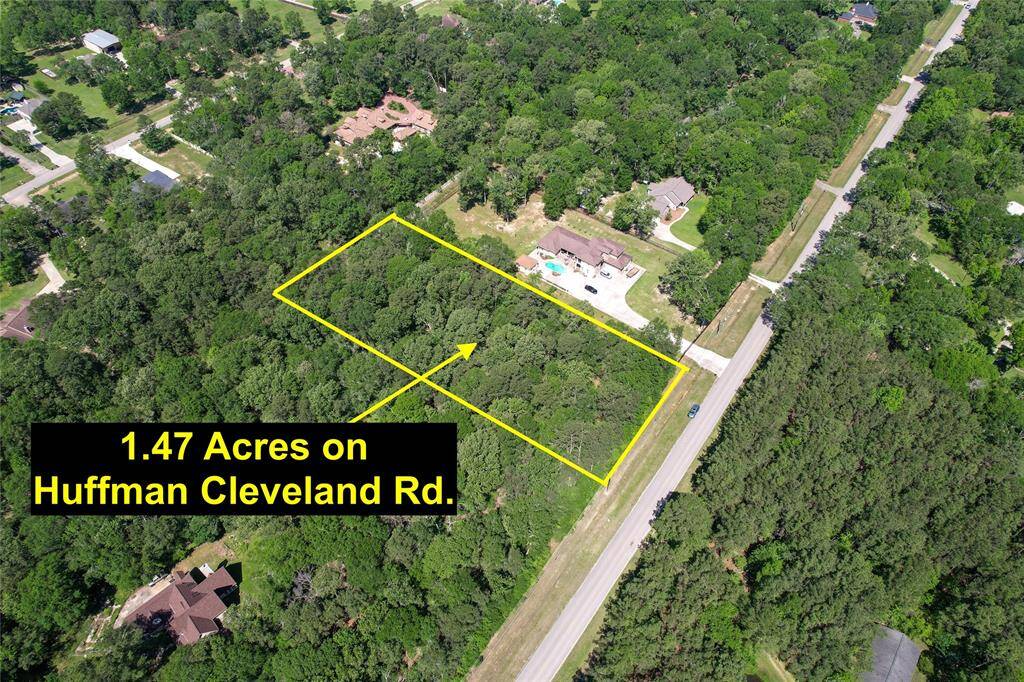 1.47 Acre lot located in The Commons of Lake Houston