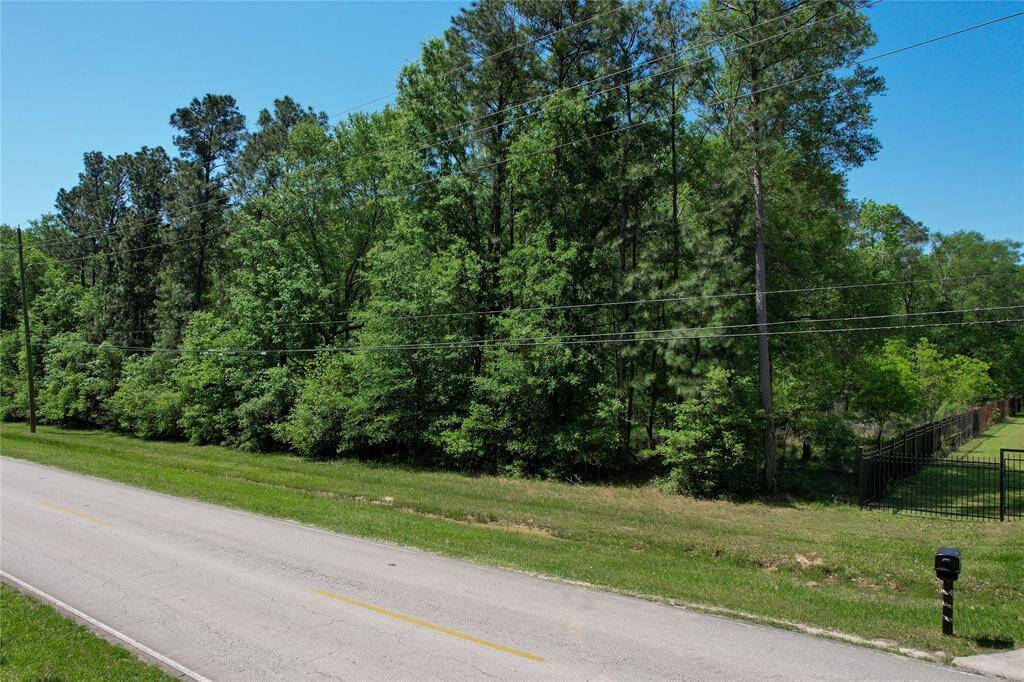 1.47 Acre lot located in The Commons of Lake Houston