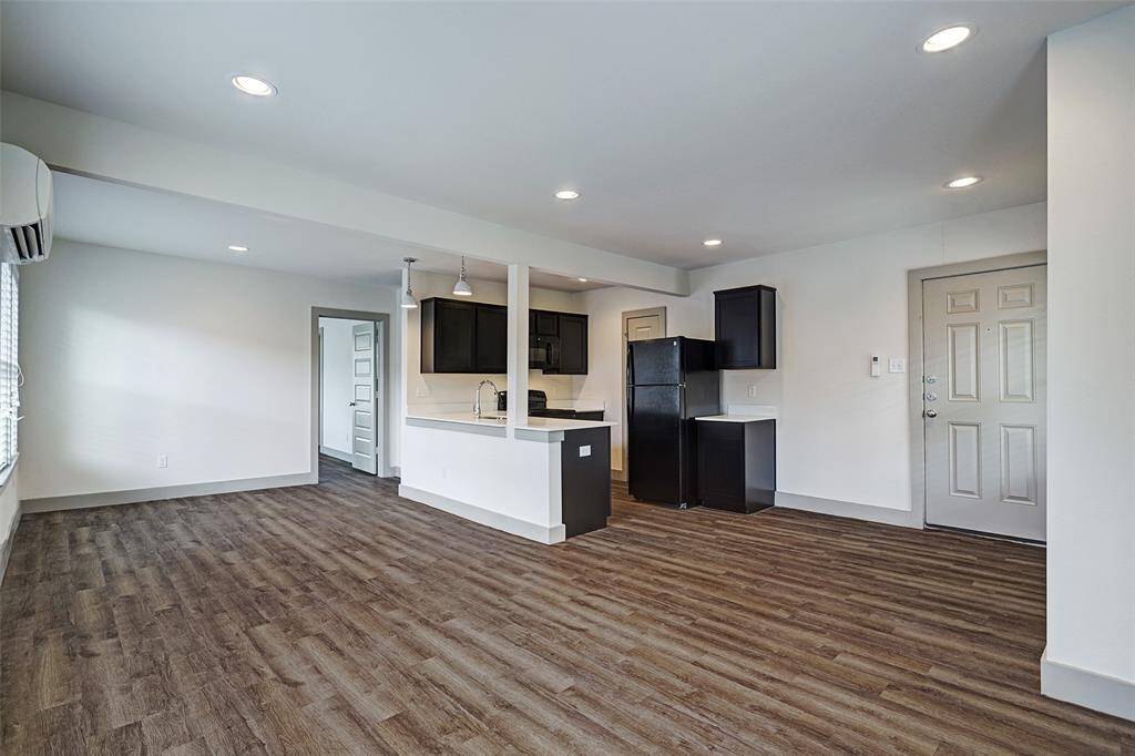 LARGEST Fourplex - Living - Spacious - Loft-Style - open living and kitchen!