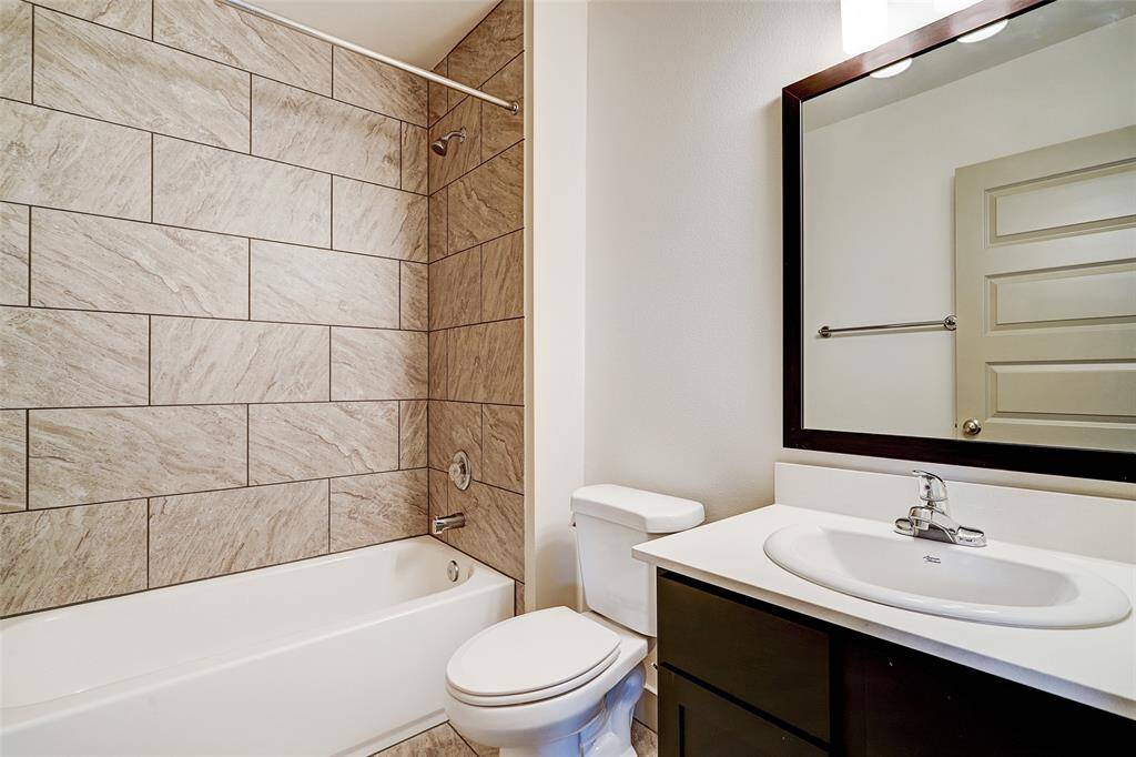 LARGEST Fourplex -Bathroom!