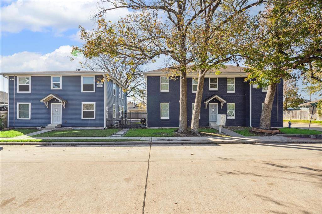 2 fourplexes, 1 duplex in the rear - 10 UNITS total