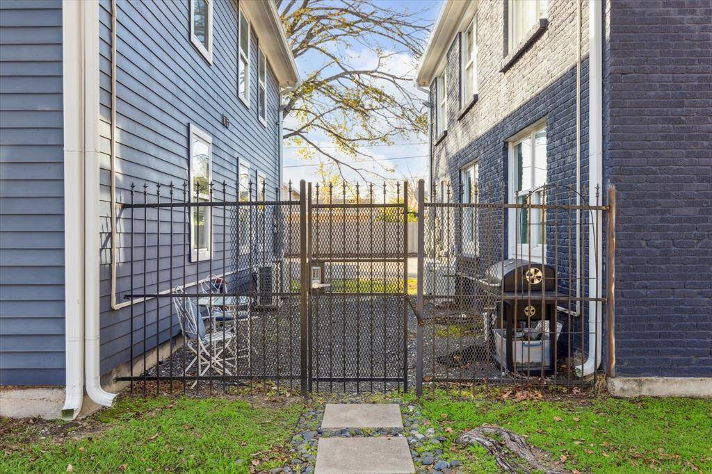 Pedestrian Access Get in between 2 buildings