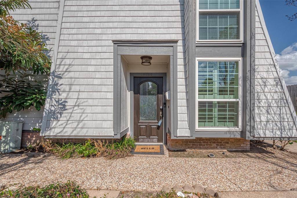 Charming condo townhome nestled in vibrant Spring Branch!