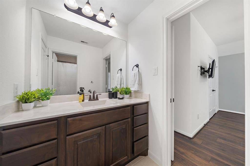 Jack & Jill bath upstairs between bedrooms 4 & 5.
