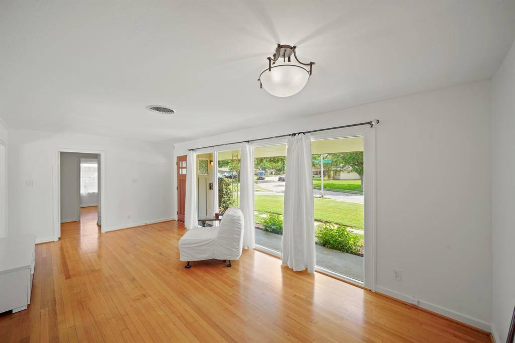 Soft Natural Light streams into the Living Area, and can be Filtered, if preferred, by the Fabric Window Coverings.