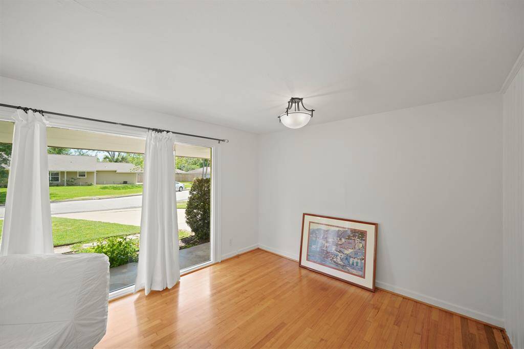 White Cotton Silk Style Fabric Window Coverings are also featured in the Dining Area.